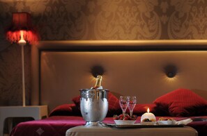 Deluxe tweepersoonskamer | Donsdekens, een minibar, een kluis op de kamer, een bureau