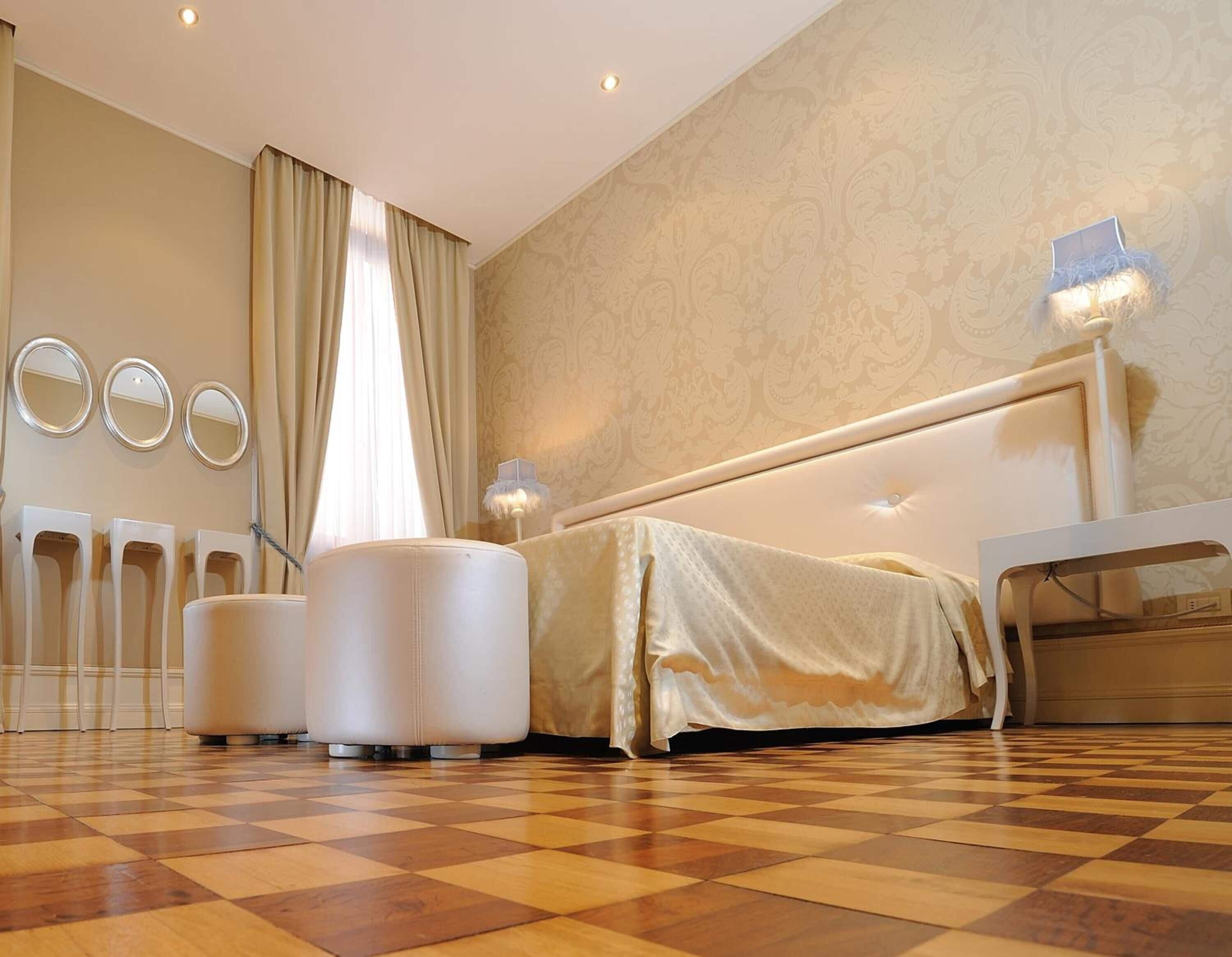 exclusive double room, canal view | down duvets, minibar, in-room safe, desk