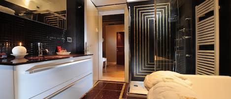 Deluxe Double Room | Bathroom | Hydromassage showerhead, free toiletries, hair dryer, bidet