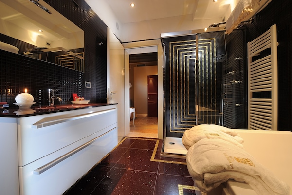 Deluxe Double Room | Bathroom | Hydromassage showerhead, free toiletries, hair dryer, bidet