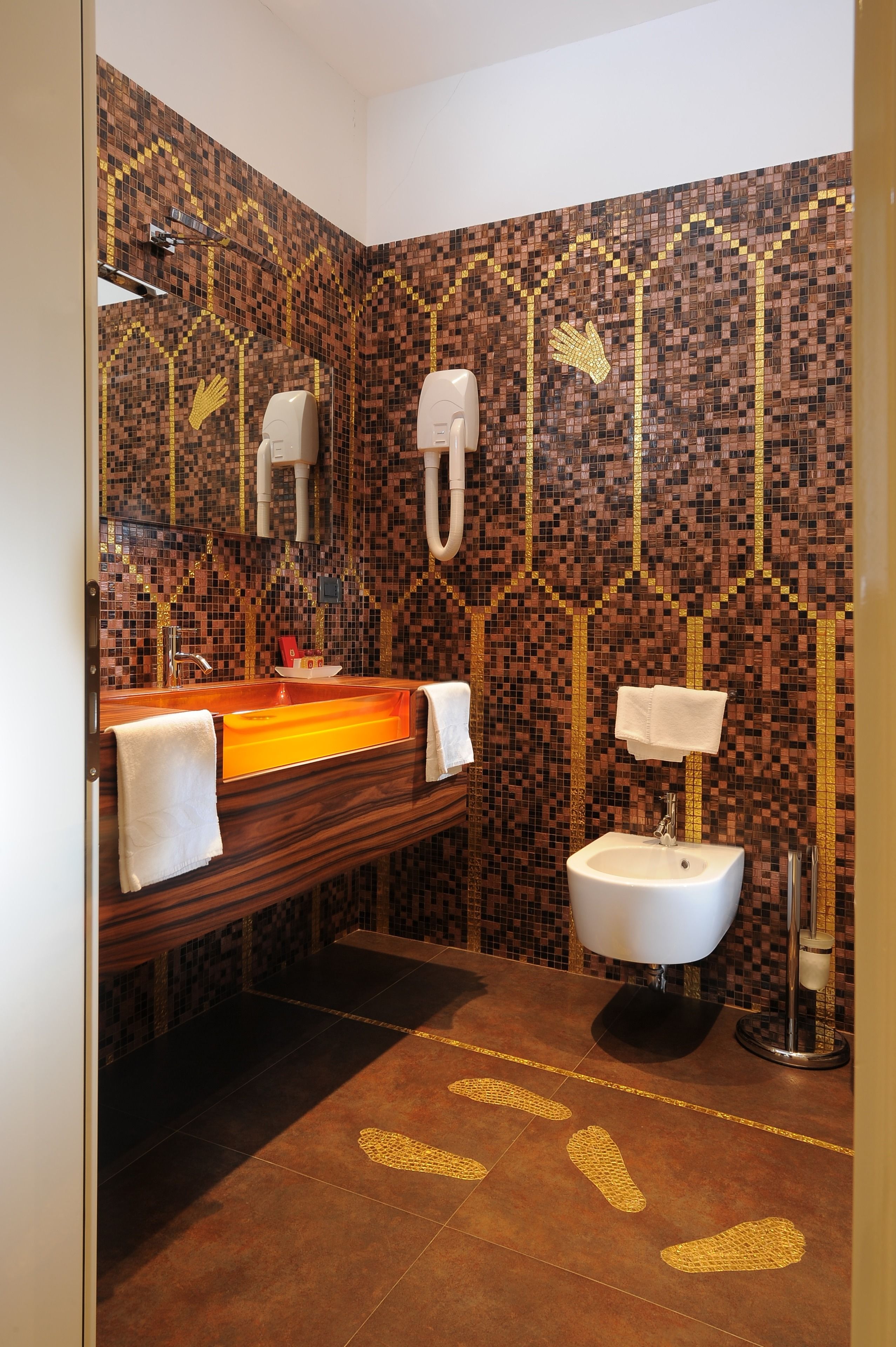 hydromassage showerhead, free toiletries, hair dryer, bidet