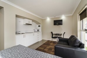 Superior Queen Room | Private kitchenette - Parkville Place Serviced Apartments (Brunswick)