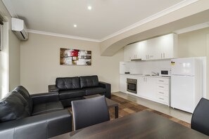 Apartamento, 2 habitaciones | Cocina privada | Frigorífico, microondas, placa de cocina y cafetera o tetera