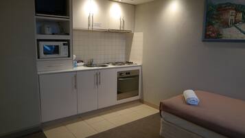 Standard Triple Room | Private kitchenette | Fridge, microwave, stovetop, coffee/tea maker