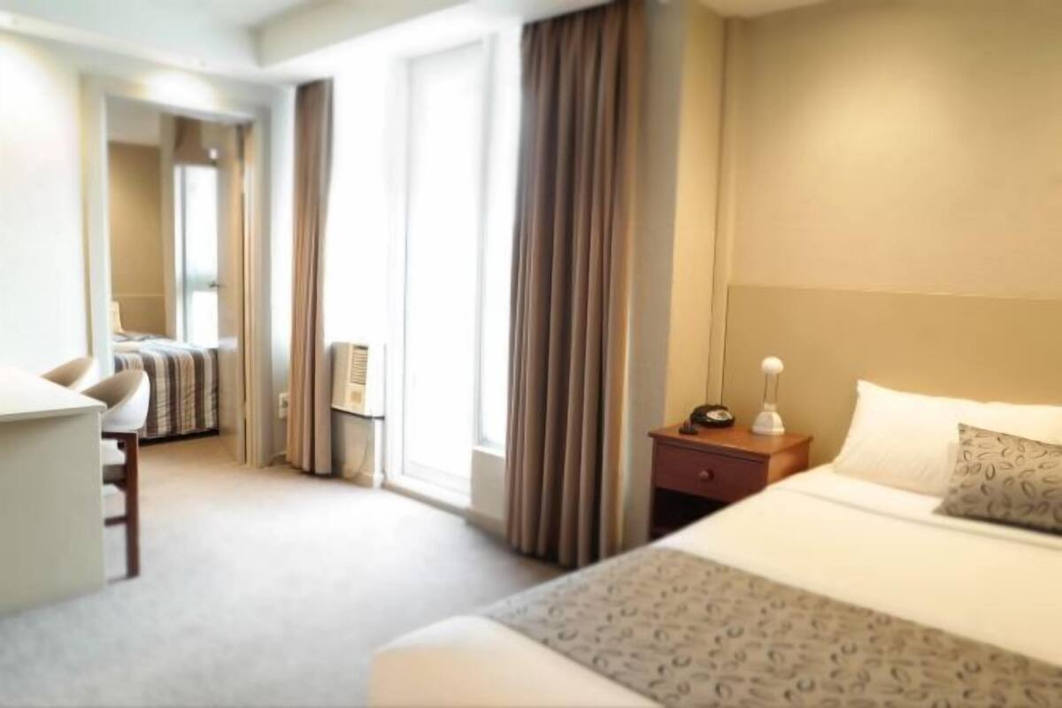 Luxe beddengoed, een kluis op de kamer, een bureau