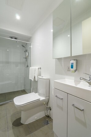 Ducha, artículos de higiene personal gratuitos y secador de pelo