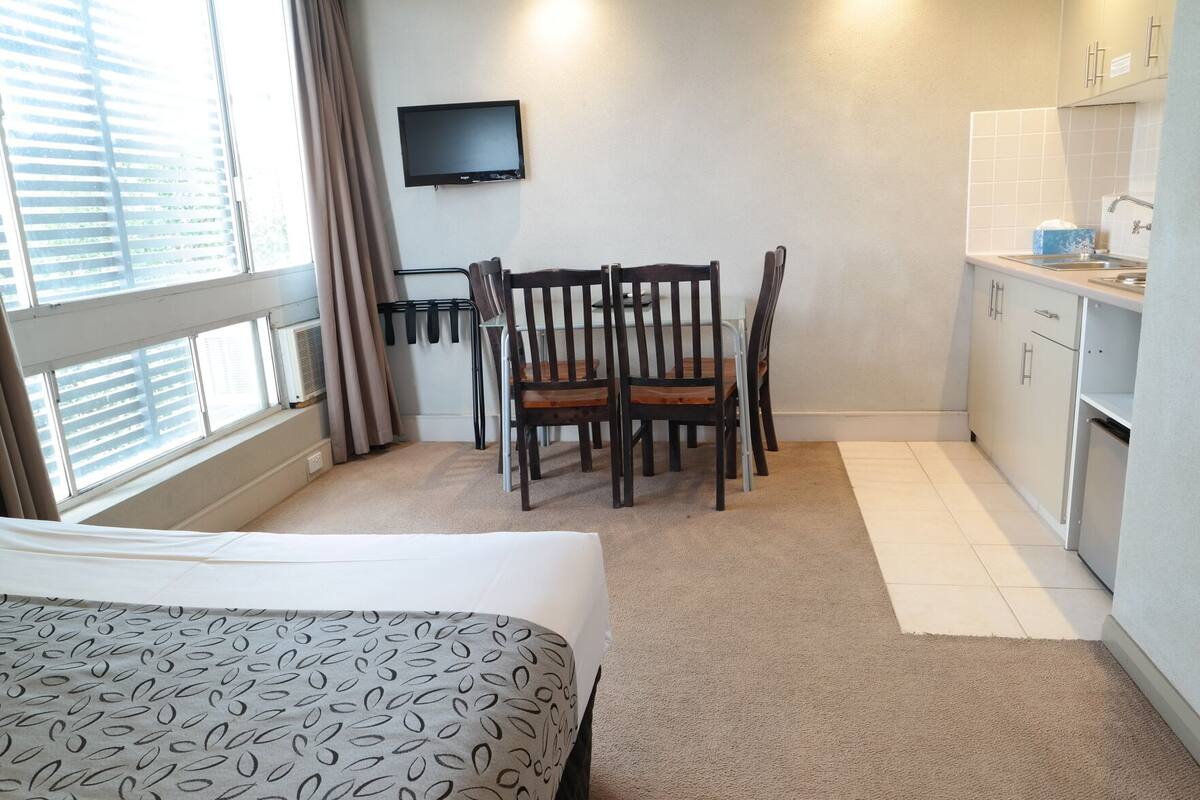 Luxe beddengoed, een kluis op de kamer, een bureau