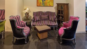 A living room with a sofa, two armchairs, a coffee table, and a cabinet. - Hotel de Cerva (Ribeira de Pena)