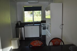 Microondas, placa de cocina, cafetera o tetera y hervidor eléctrico