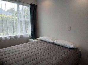 Suite estándar, 2 habitaciones, no fumadores, cocina | Caja fuerte, escritorio, tabla de planchar con plancha y cunas gratuitas