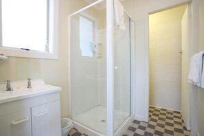 Ducha, artículos de higiene personal gratuitos y secador de pelo