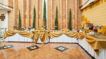 El desayuno cuesta 17000 COP por persona