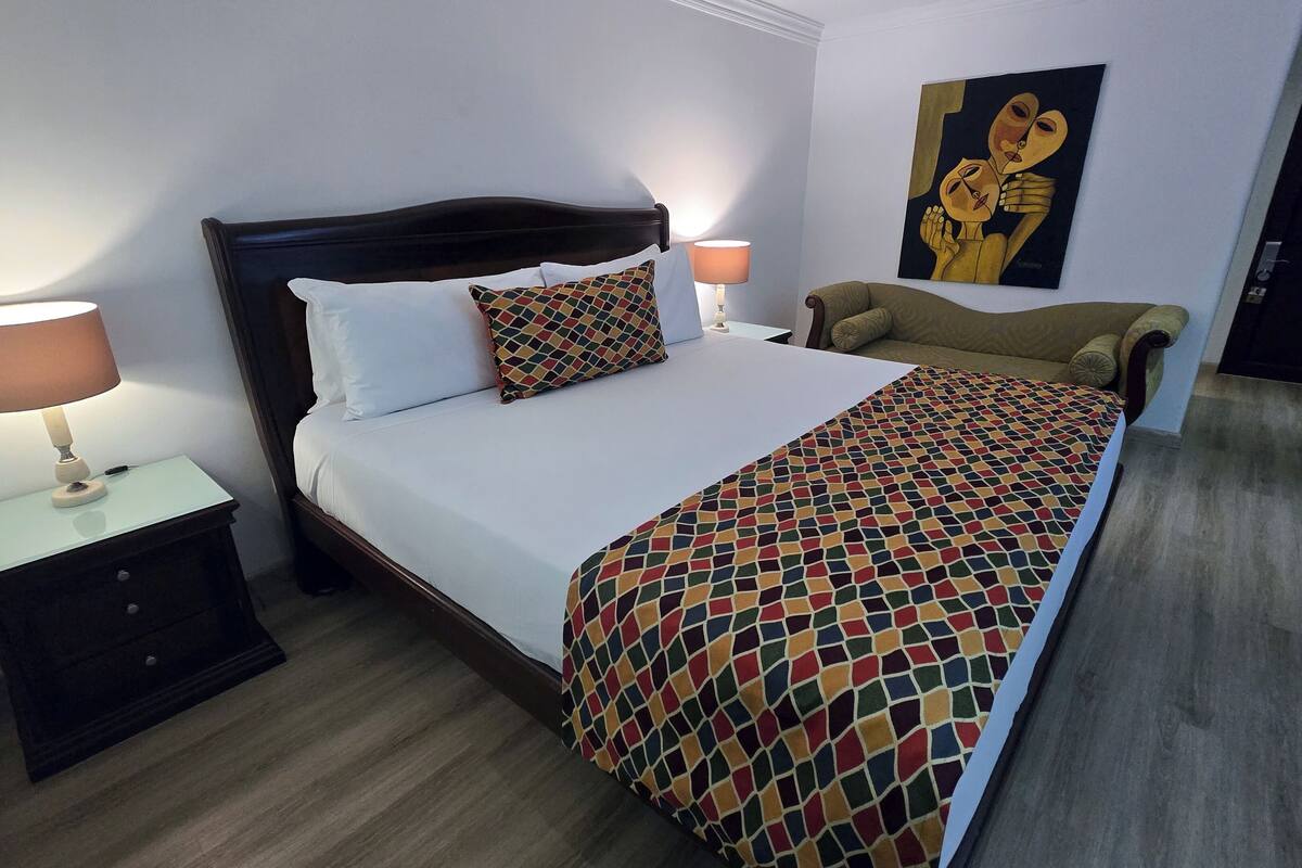 Suite | Bathroom | Free toiletries, hair dryer, towels