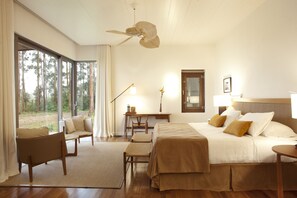 Deluxe-huone | Tallelokero huoneessa, työpöytä, pimennysverhot, ilmainen Wi-Fi