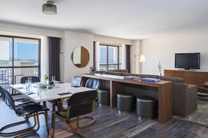 Egyptian cotton sheets, premium bedding, pillow-top beds, in-room safe