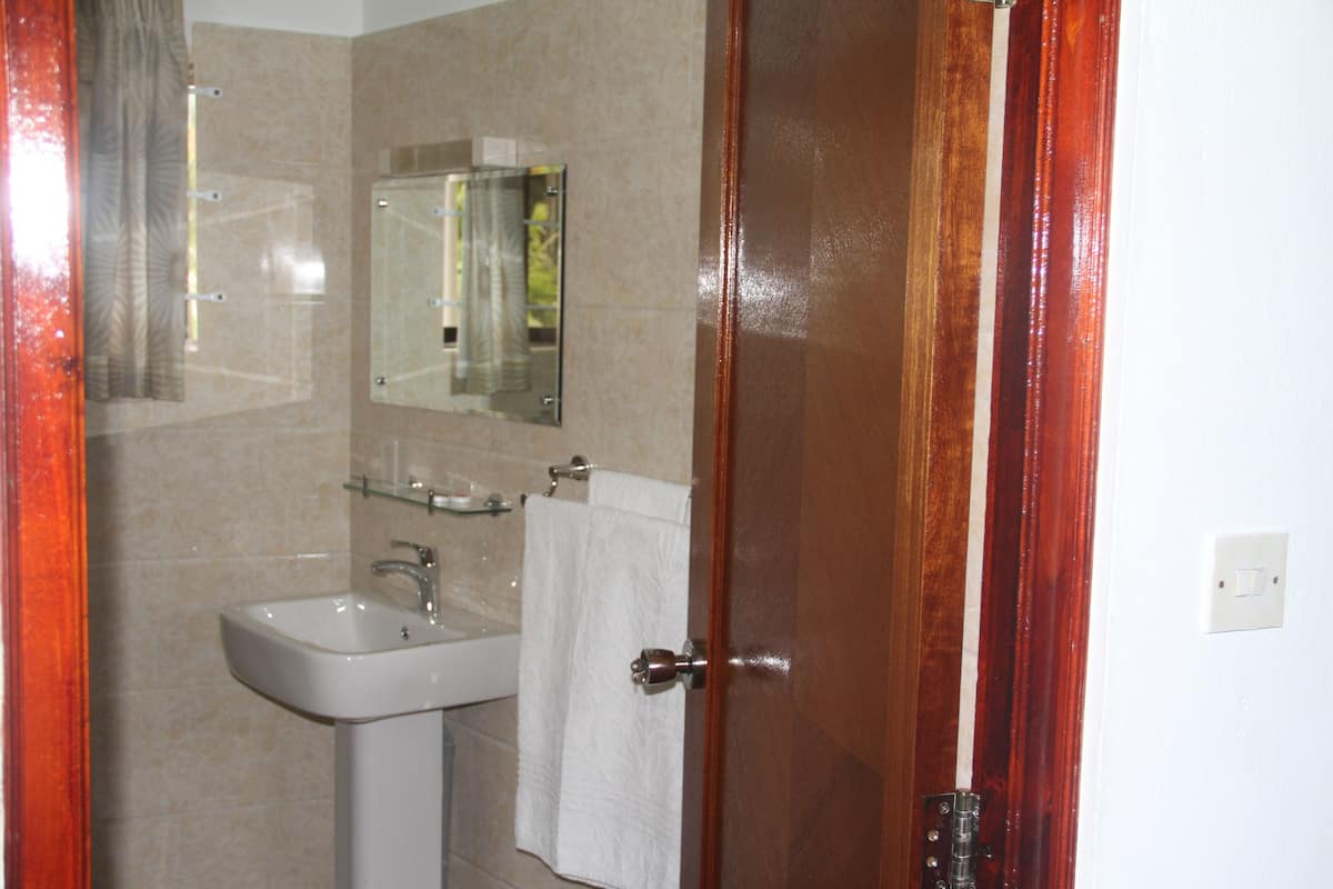 Douche, articles de toilette gratuits, sĂšche-cheveux