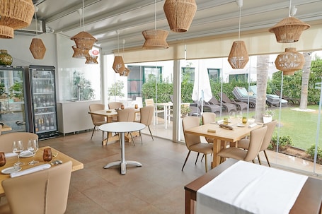 Frühstück, Mittagessen und Abendessen. Hotel L'Algadir del Delta