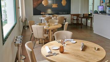 Petit déjeuner, déjeuner et dîner servis sur place
