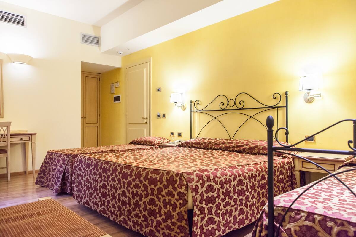 Habitación familiar | Ropa de cama hipoalergénica, caja fuerte, escritorio y cortinas opacas