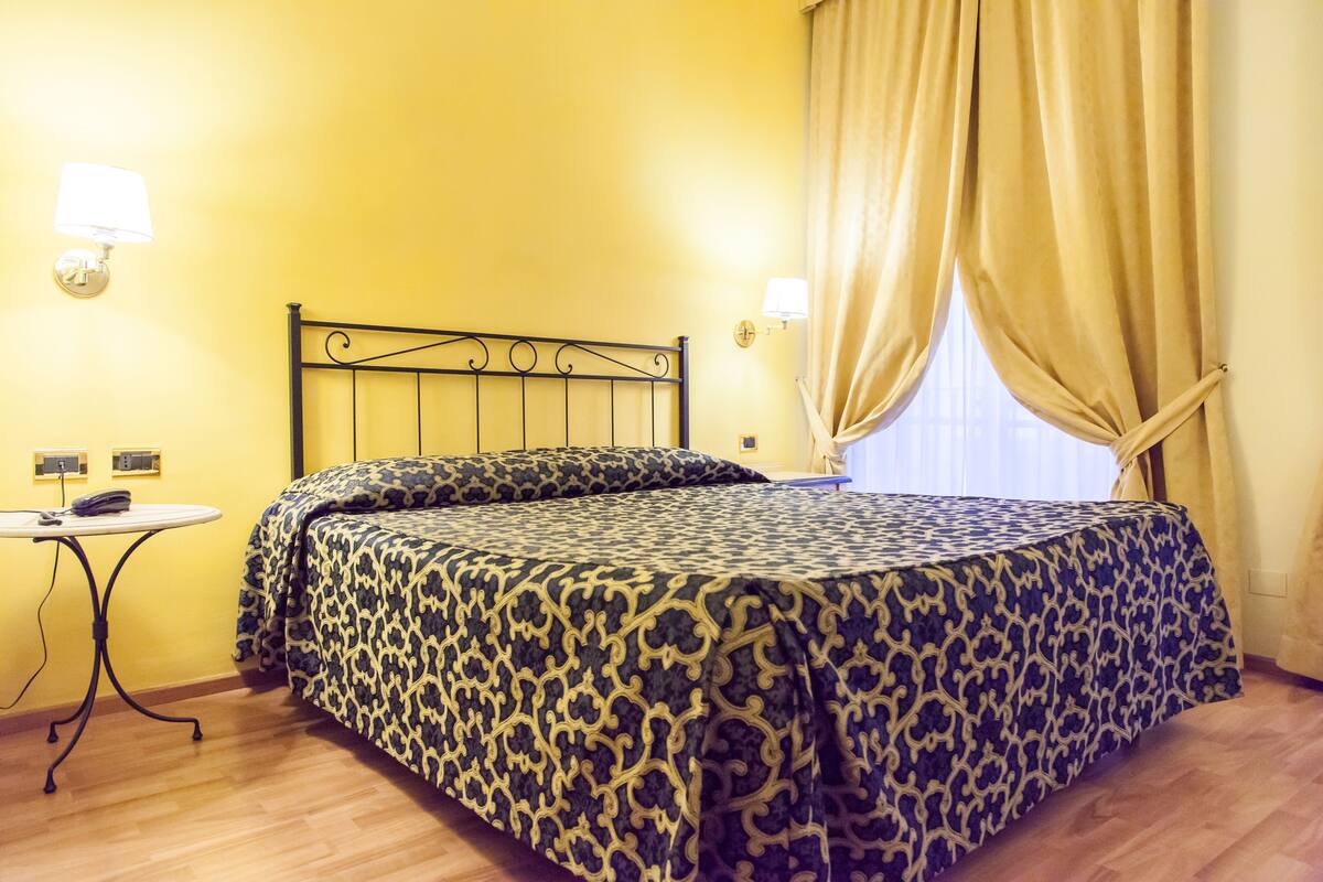 Habitación triple | Ropa de cama hipoalergénica, caja fuerte, escritorio y cortinas opacas