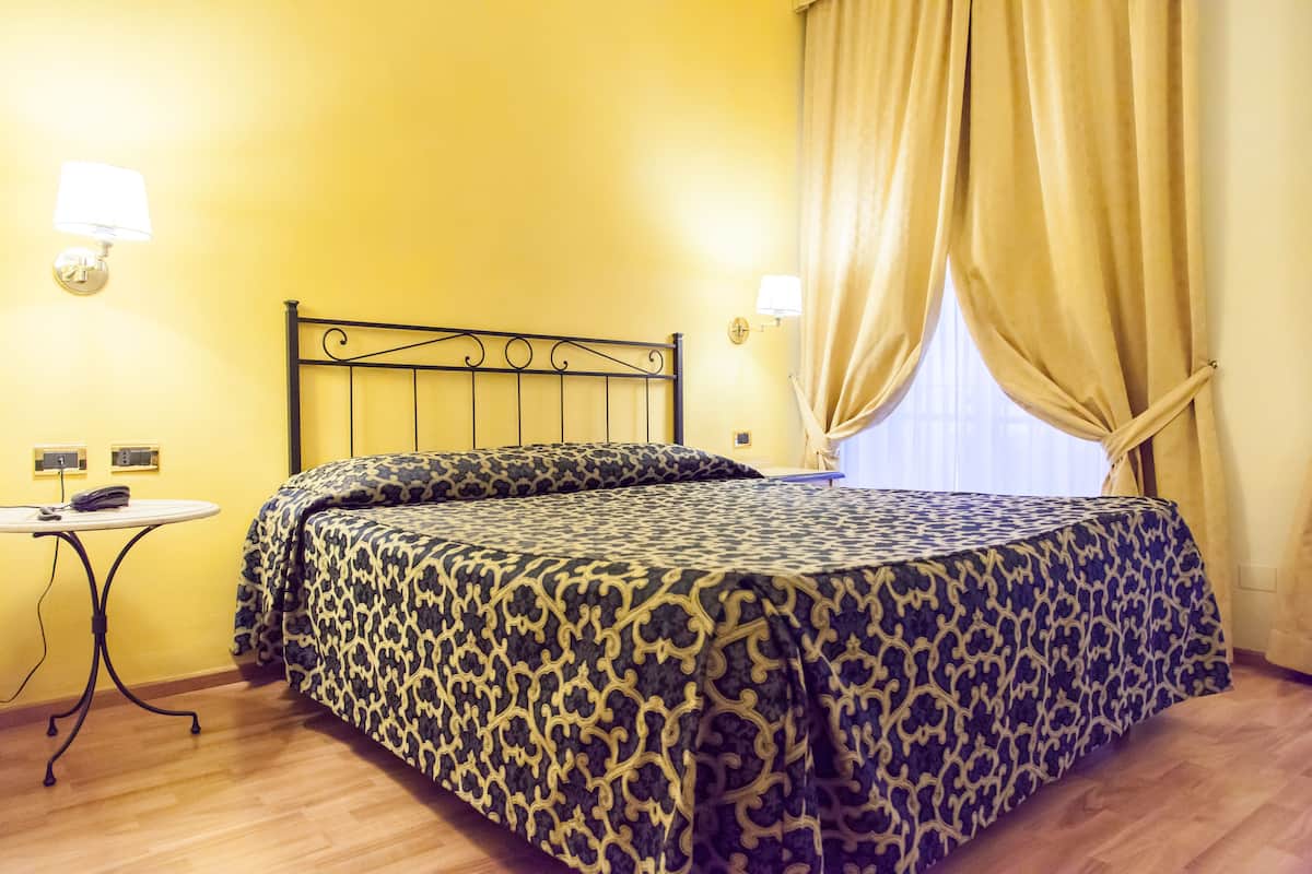 Triple Room | Peralatan tempat tidur hipoalergenik, peti besi dalam bilik, meja