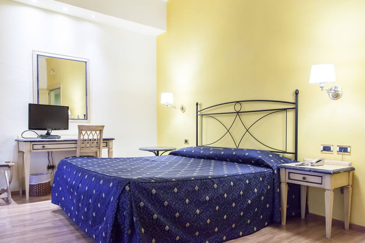 Habitación estándar con 1 cama doble o 2 individuales | Ropa de cama hipoalergénica, caja fuerte, escritorio y cortinas opacas