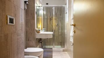 Family Room | Bathroom | Shower, hair dryer, bidet, towels
