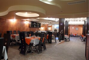 Breakfast, lunch and dinner served - Mountain Paradise By The Walnut Tree (Bansko)