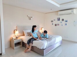 Junior Double Room | Desk, WiFi (free), bed sheets