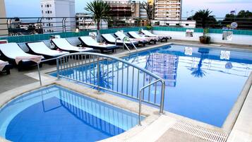 Piscina externa, funciona das 7h às 18h, espreguiçadeiras