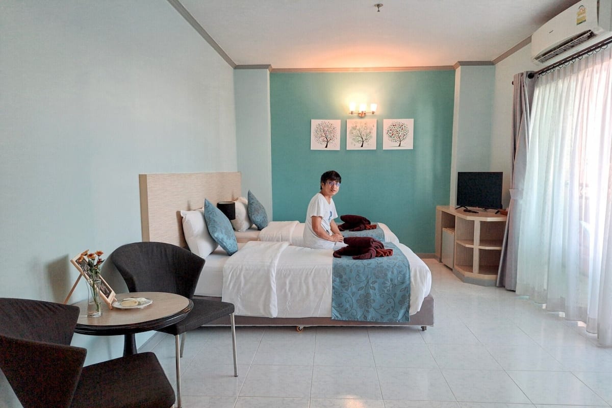 Deluxe Twin Room, Balcony | Meja, Wi-fi percuma, cadar katil 