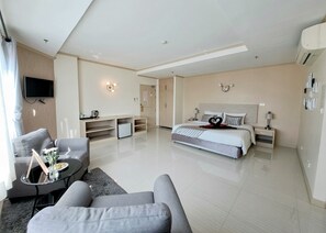 Junior Double Room | Desk, free WiFi, bed sheets - Thipurai city hotel (Hua Hin)