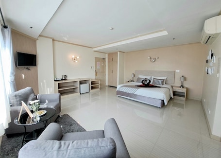 Quarto casal júnior | Escrivaninha, Wi-Fi de cortesia, roupa de cama. Thipurai city hotel