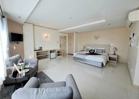 Junior Double Room | Desk, free WiFi, bed sheets