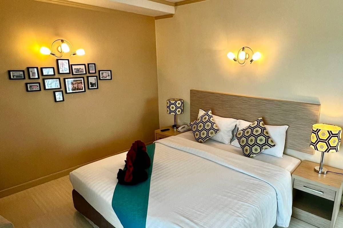 Habitación Premier doble, bañera, vistas a la ciudad | Escritorio, wifi gratis, ropa de cama