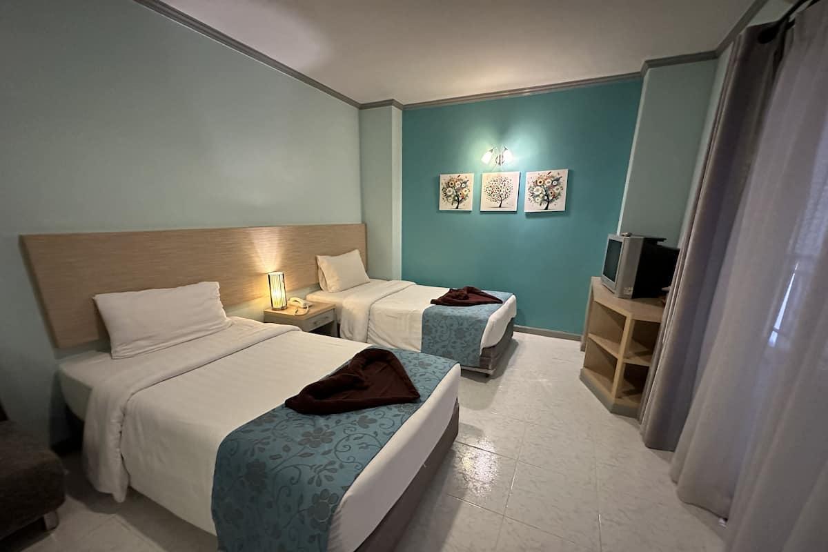 Standard Twin Room, No View | Meja, Wi-fi percuma, cadar katil 