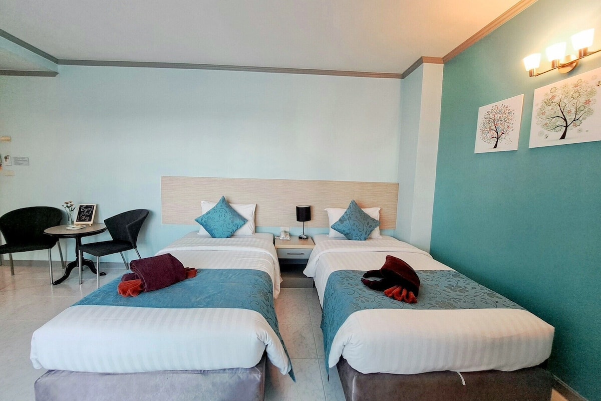 Deluxe Twin balcony | Escritorio, wifi gratis, ropa de cama