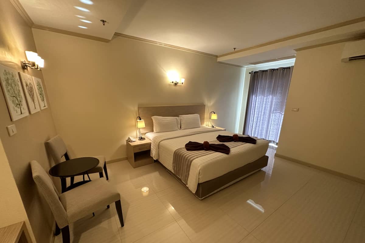 Premier Double Room, Bathtub, Mountain View | Meja, Wi-fi percuma, cadar katil 