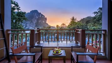 Minibar, caja de seguridad en la habitación y escritorio