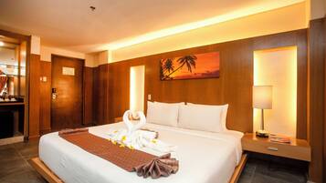 Premium bedding, in-room safe, desk, blackout drapes