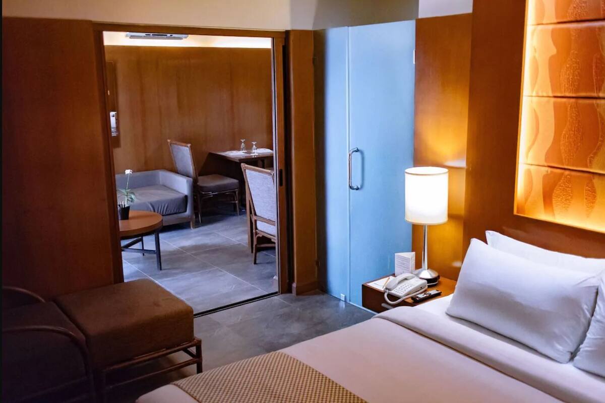 Premium bedding, in-room safe, desk, blackout curtains