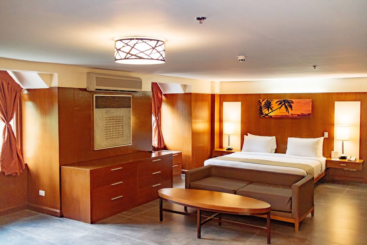 Executive Suite | Premium bedding, in-room safe, desk, blackout curtains