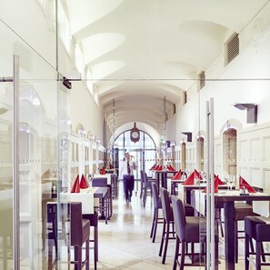 2 restaurantes, se sirven comidas, cenas y cocina francesa