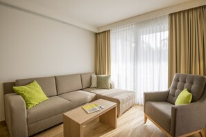 Suite Loft (Wellness & Fitness Access) | Oppholdsområde | TV