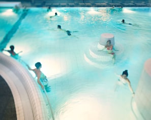Piscina coberta, 2 piscines a l'aire lliure, para-sols i gandules 