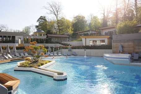 Piscina interna, 2 piscinas externas, guarda-sóis, espreguiçadeiras