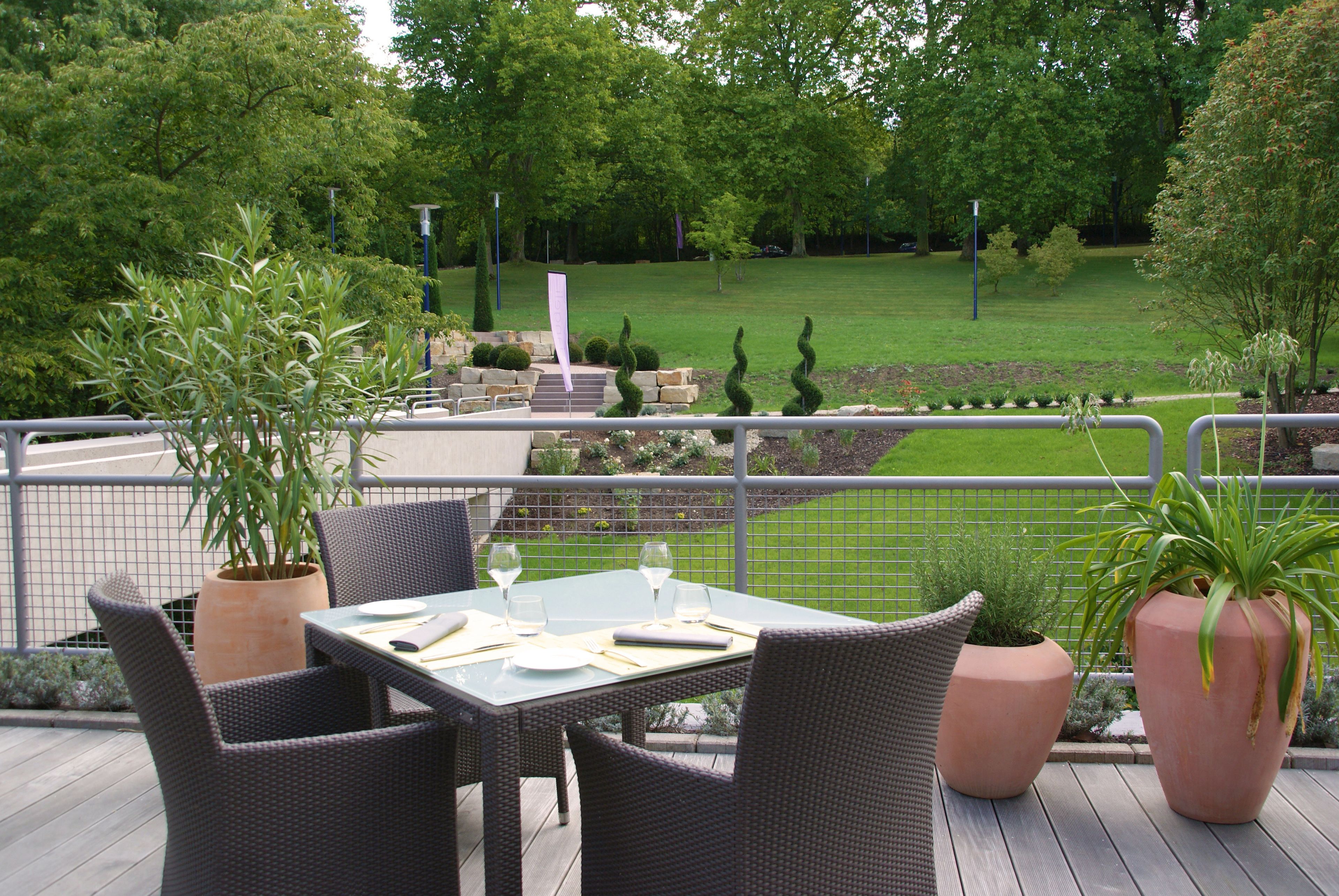 2 restaurants servant le déjeuner et le dîner, plats Cuisine française