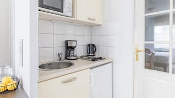 Studio (2 Adults) | Private kitchenette | Fridge, microwave, coffee/tea maker, highchair