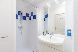 Studio (2 Adults) | Bathroom | Shower, towels, soap, shampoo