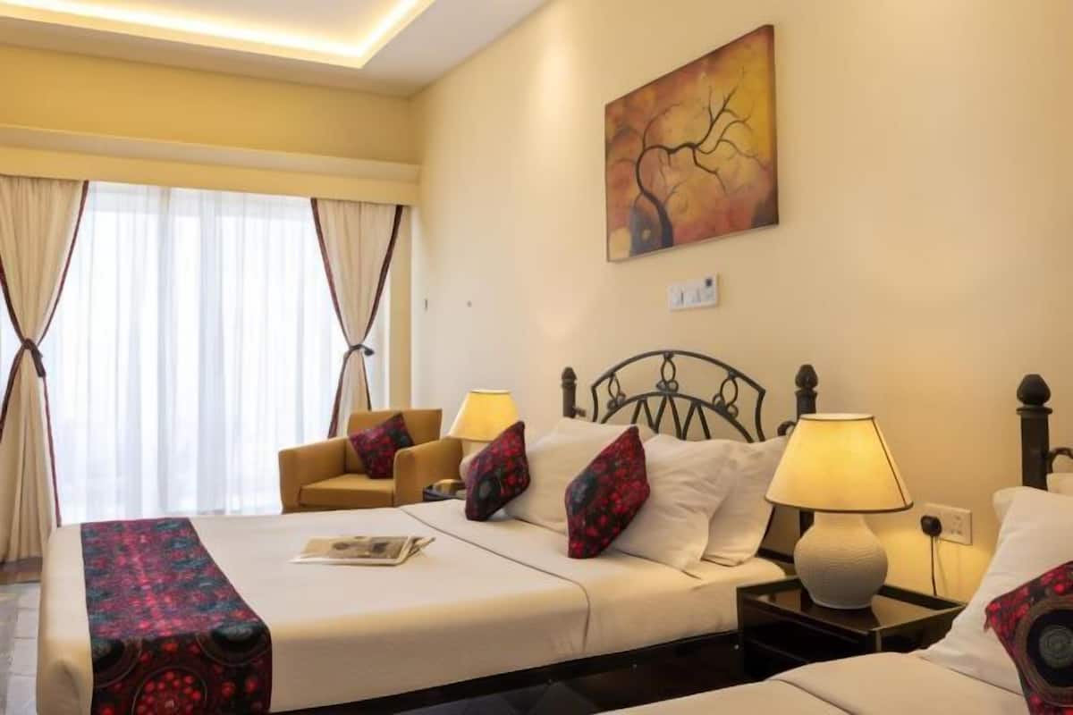 Premium bedding, in-room safe, desk, laptop workspace